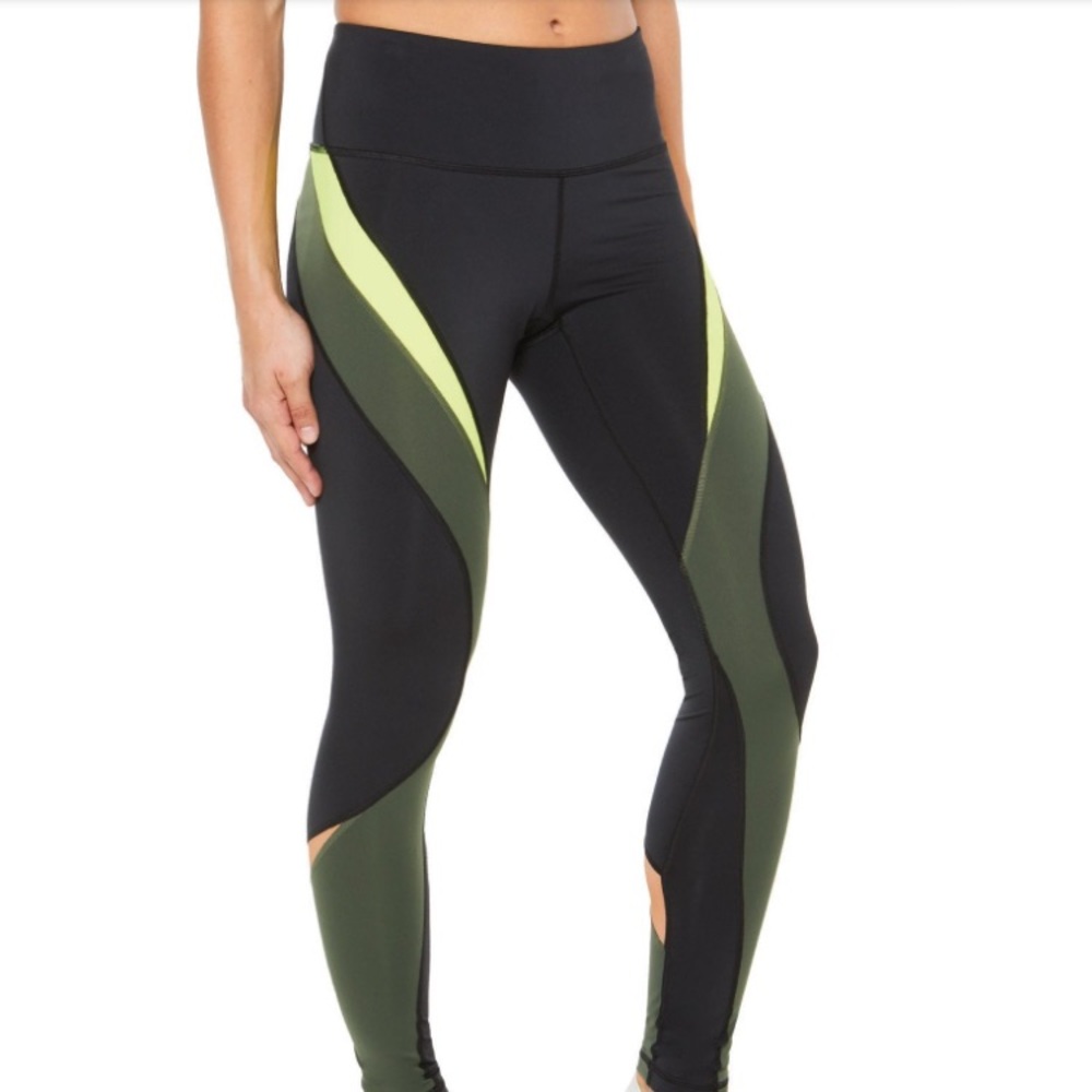 NEW SHAPE Activewear Shadow Leggings - Picture 2 of 6